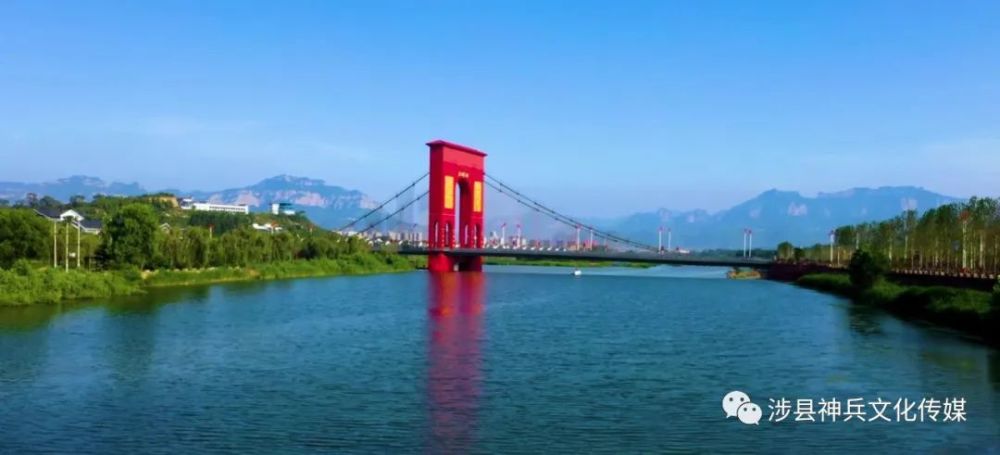 赤水湾处处江南风学英雄咱有红色地稻田里观女娲补天飞升悬崖边走栈道