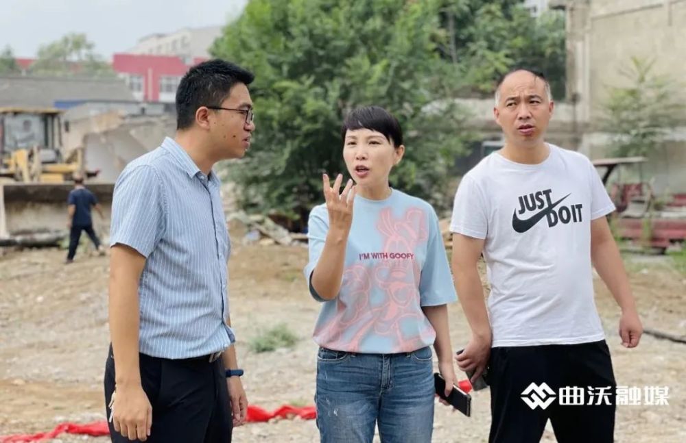 于彩霞督导府前广场建设工作