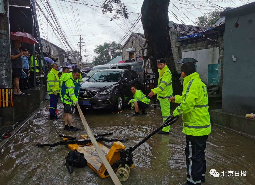 3米巨石飛落,多車被大水沖毀……警惕!未來三日,北京仍有雨