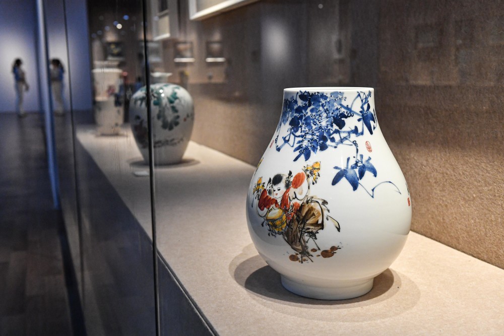 文化海口举行景德镇陶瓷艺术作品展