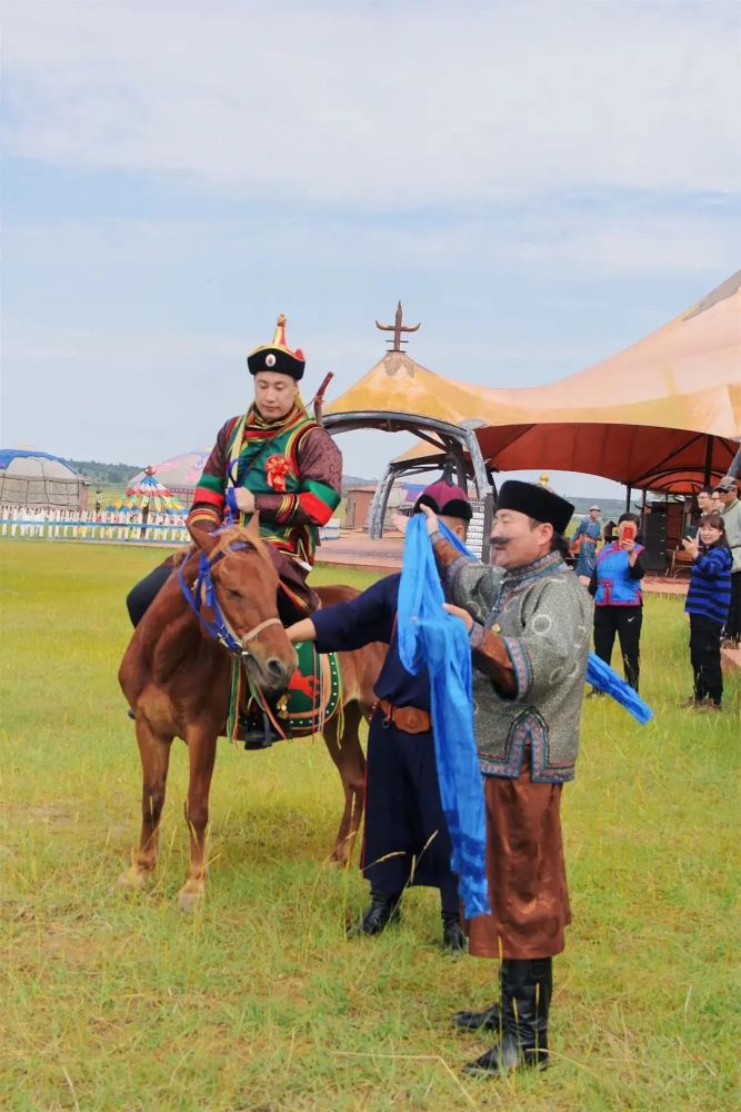 当祝颂人对新郎的弓箭和马匹进行祝颂后,迎亲队伍出发,到草原的另一端