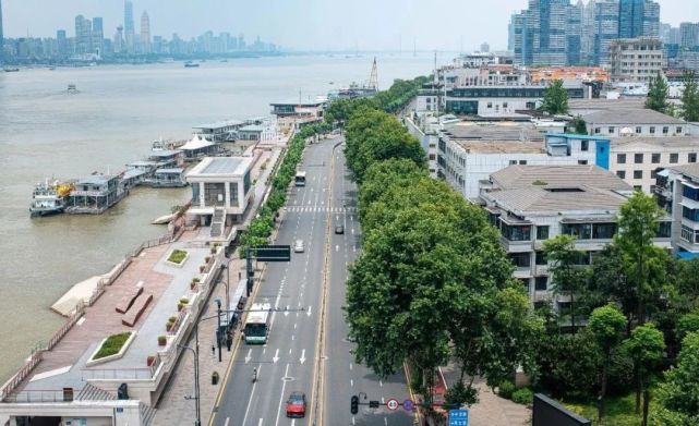 日清大楼：外滩建筑的历史见证与上海中医药大学的发展