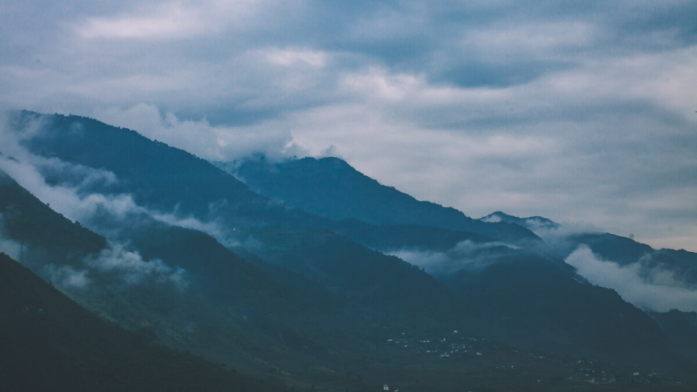 夜讀遠山如黛