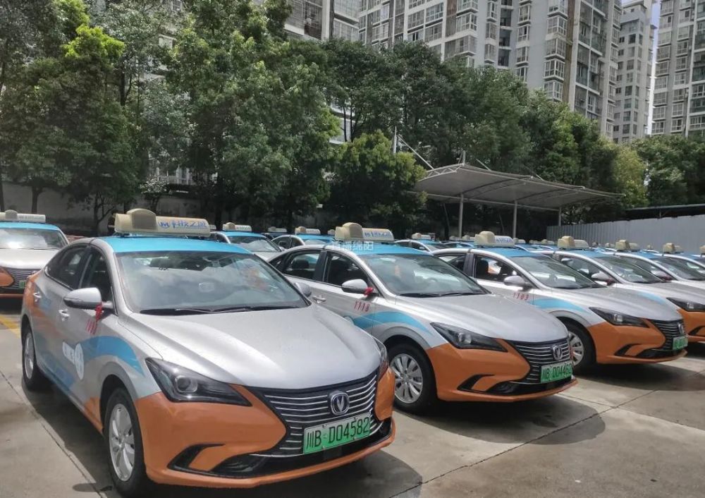 出发绵阳首批新能源出租汽车上路