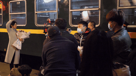 塘豹站职工教剧组人员挥信号旗 车站职工向演职人员讲解安全事项