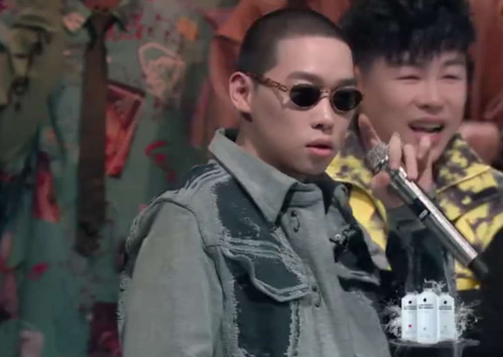 说唱听我的:首播争议不断,小鸭哥炸翻全场没晋级,弹壳遭吐槽太能装