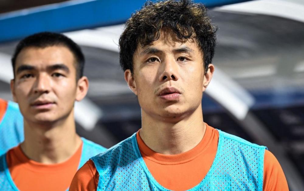 中超再现莫名判罚 争议主裁双标吹罚 泰山队疑似好球被吹手球 全网搜