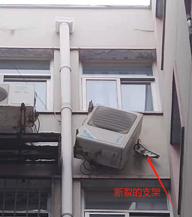 风雨中新乡一居民楼外空调室外机支架突然断裂