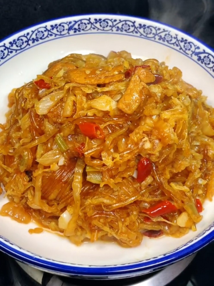 今天给朋友们介绍一道东北硬菜,酸菜炒粉,太好吃了,无法形容,也是东北