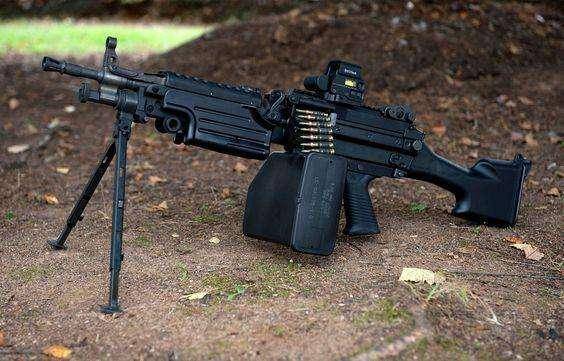 m249以色列军队的现役轻机枪,也是一种多用途机枪,能单兵手提,使用