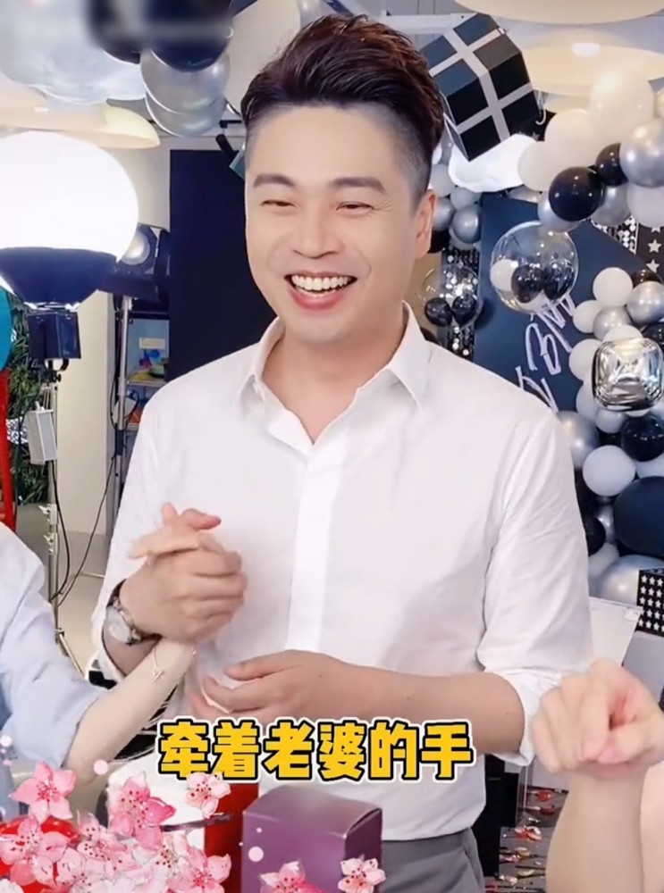 沈涛的老婆肤色雪白,手腕纤细如同小孩,和沈涛的粗壮手臂形成鲜明对比