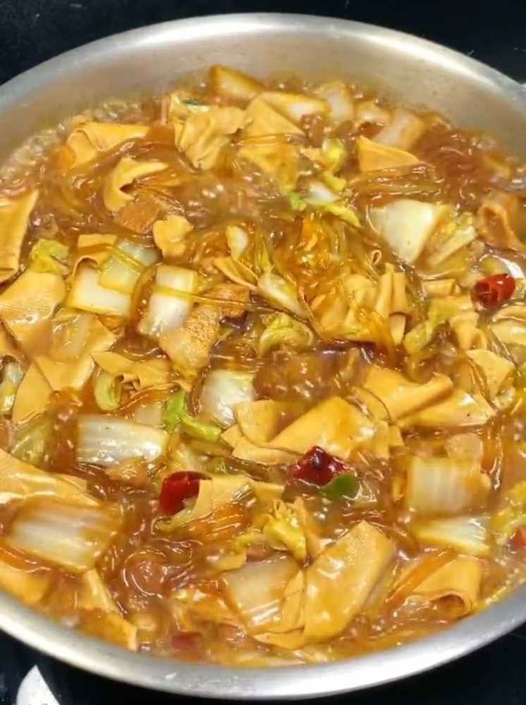 今天美食,大白菜干豆腐粉条,就这个菜是老下饭了,它也太香了.