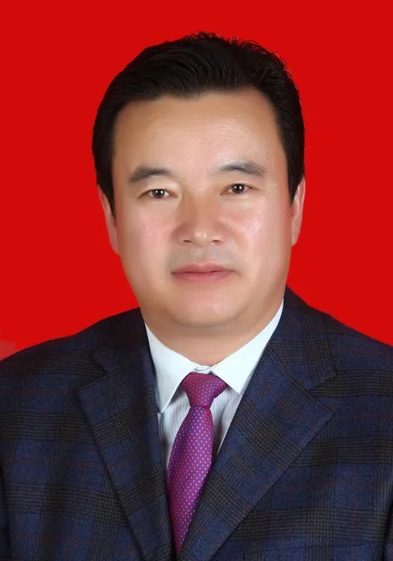 出生地甘肃舟曲,省委党校研究生学历,现任中共玛曲县委副书记,县长,一