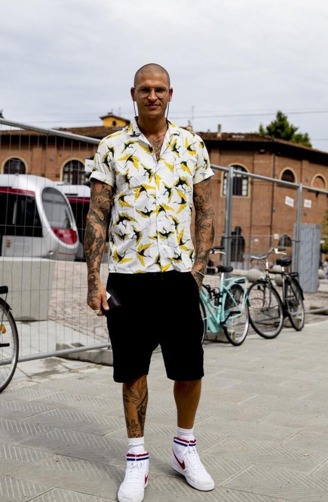 男士穿"花衬衫"痞帅个性,要这么搭配才好看,走在街上绝不撞衫