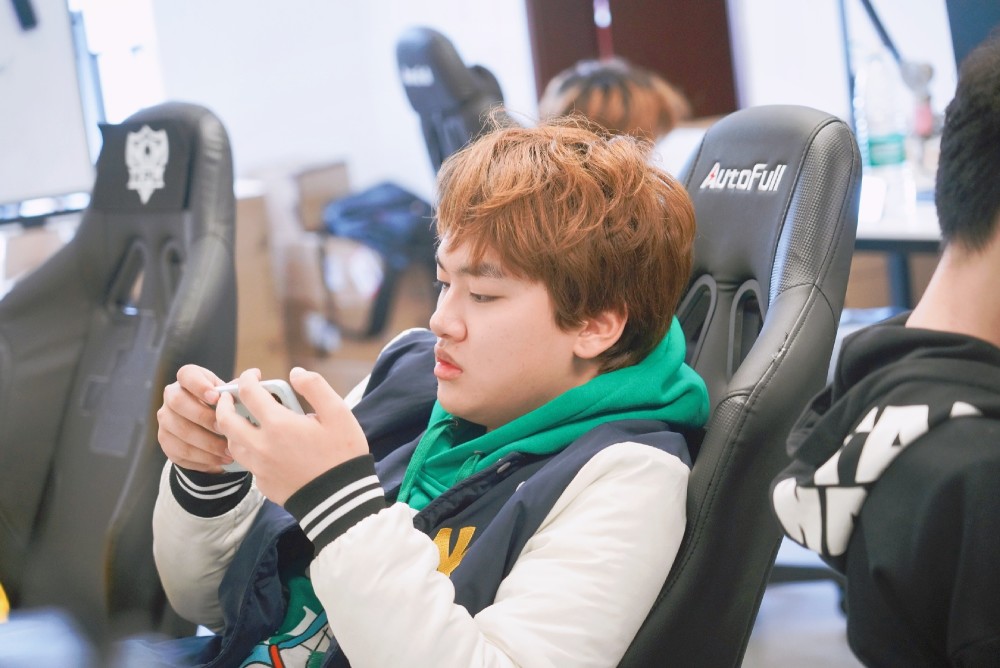 qg刺痛迎来好消息停播十天参加赛训复播后找到真爱展开表白模式