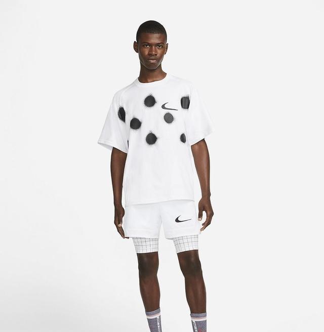 其中 off-white x nike 包含短袖 t 恤,短裤,长裤和女子短款上衣等单