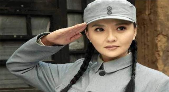 抗战时期八路军帽子上有两颗扣子有什么特殊含义么