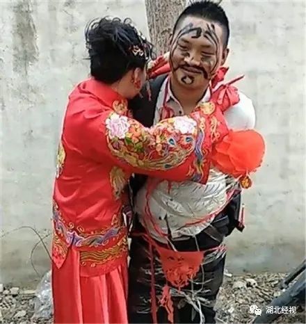 近年来,"走了样"的低俗婚闹有点多,日益引起社会关注.