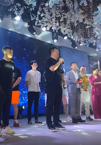 乡爱张小伟儿子大婚!赵本山赐字闫学晶做证婚人,婆婆比媳妇还嫩