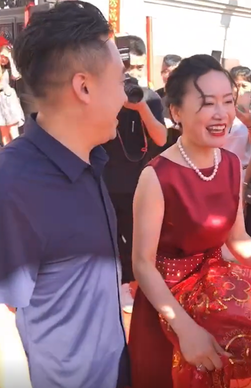 乡爱张小伟儿子大婚赵本山赐字闫学晶做证婚人婆婆比媳妇还嫩