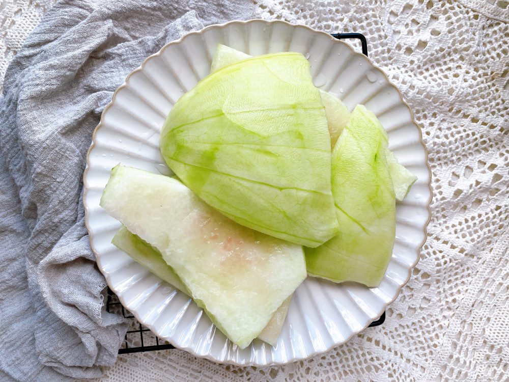 西瓜皮別再扔了用它做菜,清爽脆嫩好吃有營養,免費的食材別浪費