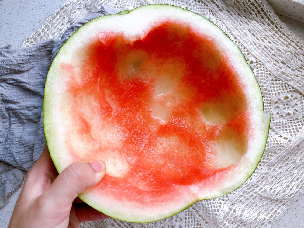 西瓜皮别再扔了用它做菜,清爽脆嫩好吃有营养,免费的食材别浪费