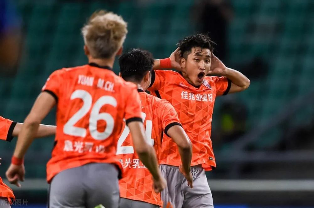 中超 9分钟2球，2-1逆转！新帅迎开门红，中超土豪距赛区榜首仅1分