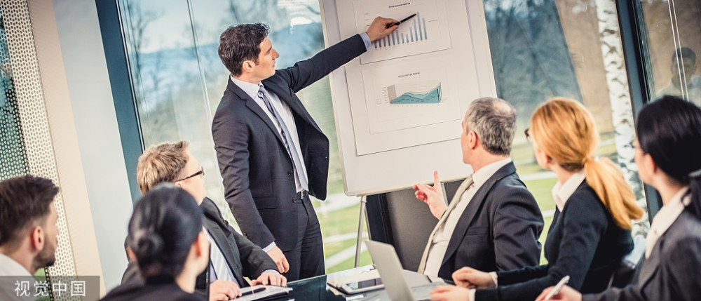 你看,怕领导,都怕成这个份上了,这种情况,应该和领导平时摆架子有脱不