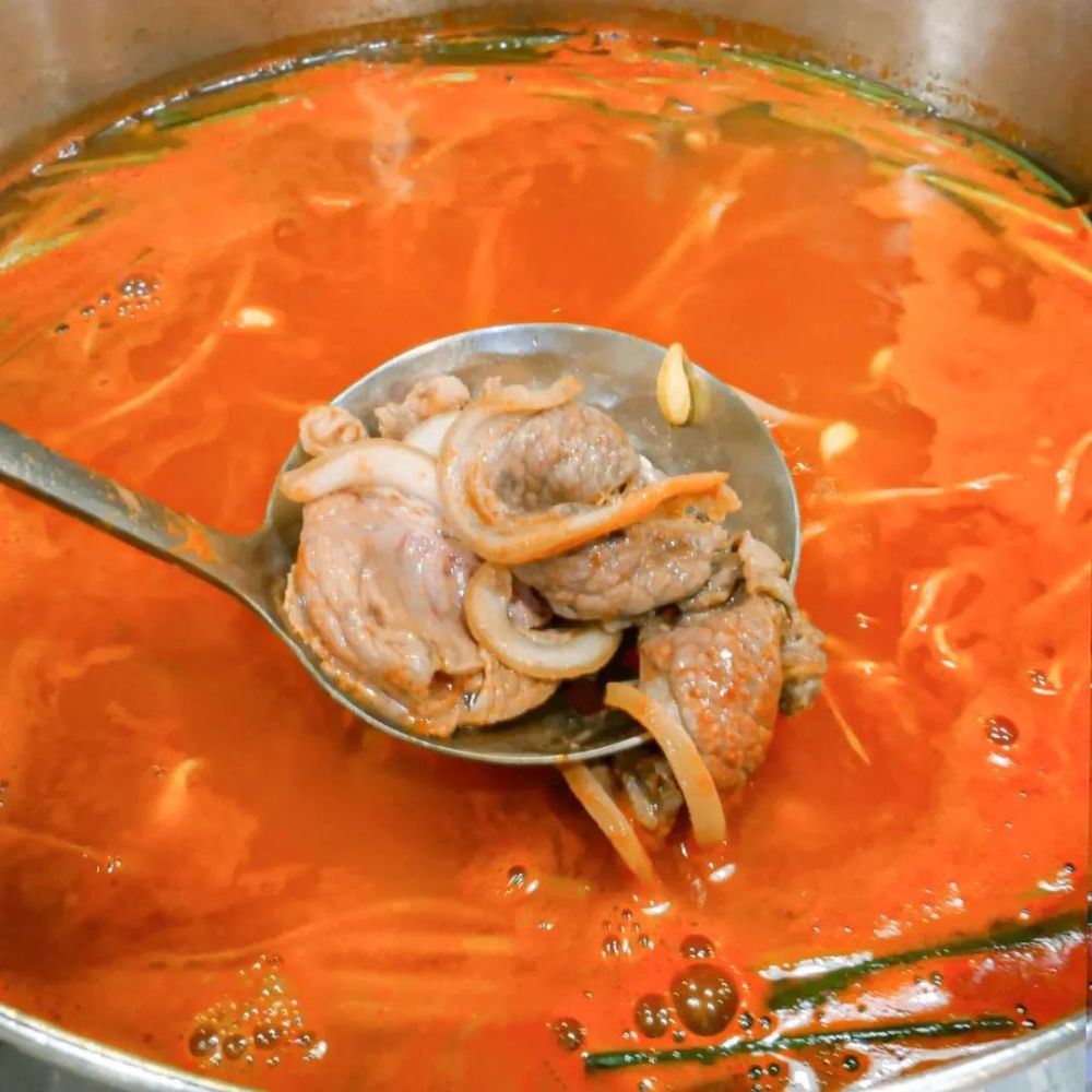 牛肉与酸汤最为搭配,红汤中的乳酸菌可以深层次地激发出牛肉的鲜美