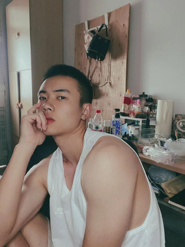 寸头腹肌体育生拍正装写真,弟弟的腹肌真是绝了!