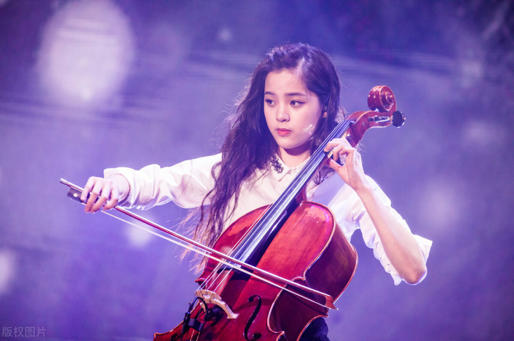 陈奕迅出席周杰伦演唱会,翁虹一家现身支持欧阳娜娜艺术展!