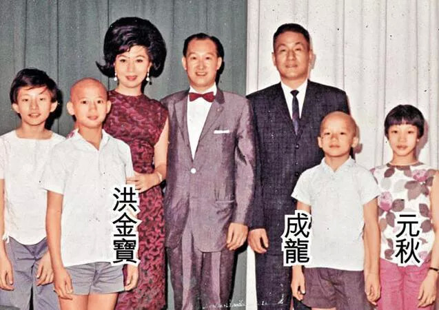 周星驰准备拍《功夫》,元秋穿着休闲的睡衣没有化妆,反而被周星驰给看