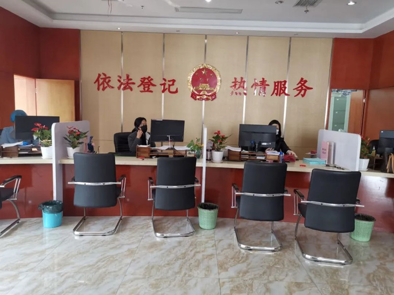 一对恩爱夫妻吵架妻子说离婚丈夫说好民政局门口笑翻天