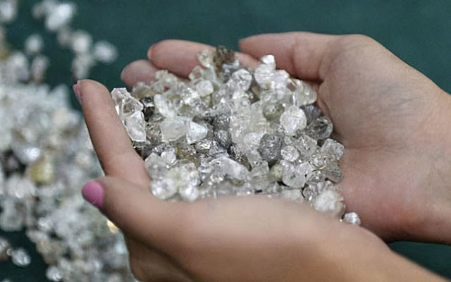 价格便宜,人造钻石逐渐进入市场,我国占全球产量90%,你买不