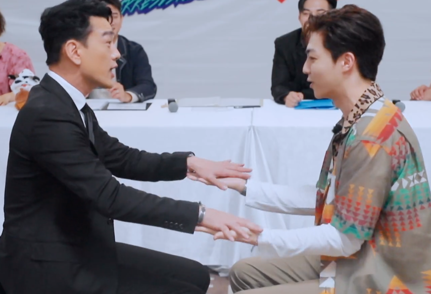 比如正片一开始,导演安排了王耀庆严屹宽等人面试新人,但陈立农