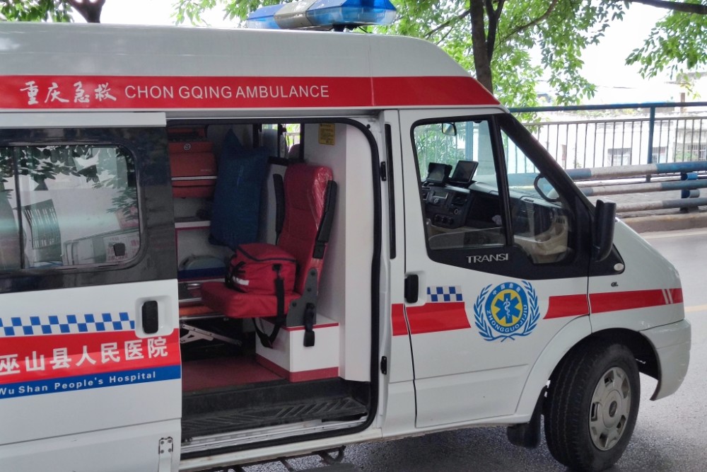 男子面馆就餐突发癫痫倒地重庆三名武警官兵急伸援手