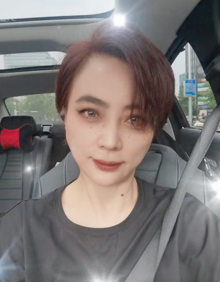 高胜美浓妆出镜,脸部僵硬不像52岁,甜歌皇后现境遇相差太大_腾讯新闻