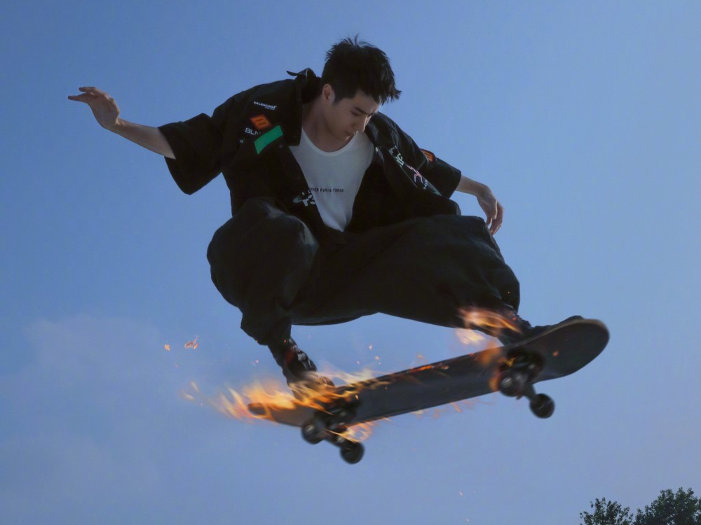 王一博登一线大刊28周年封面,创可贴造型加滑板元素,热血酷帅