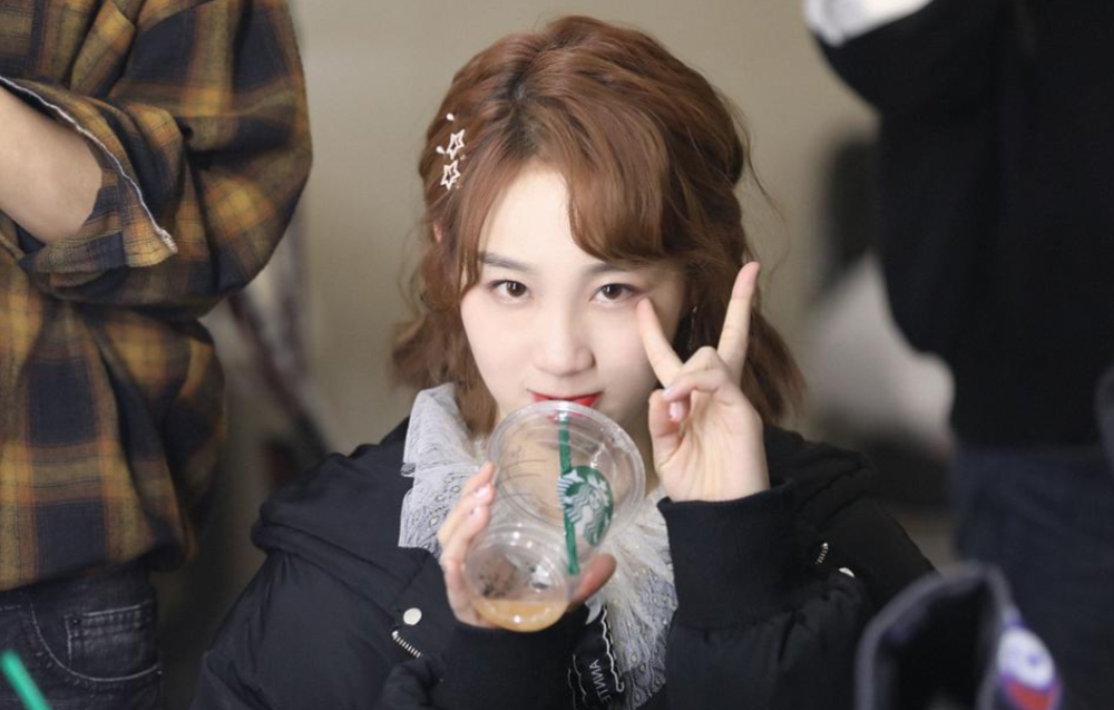 与孟美岐杨超越等人站在一起并不起眼,所以在夺得了初c后,李子璇一再