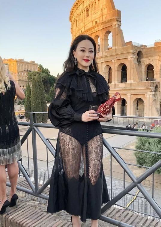 章小蕙真是大婶尤物身材标杆,穿印花连衣裙配长卷发,气质惊艳_腾讯