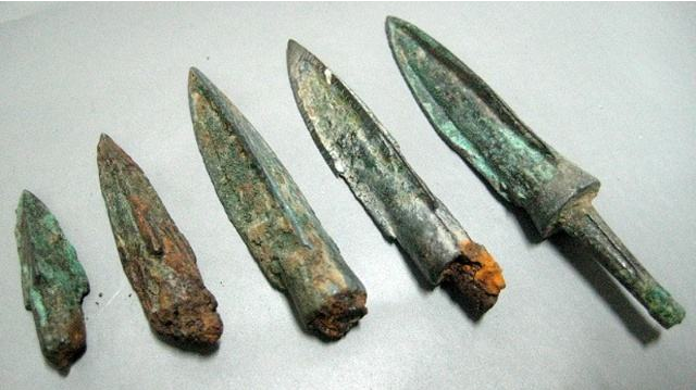 青铜兵器是从狩猎工具发展而来,由青铜铸造,最先进的技术最先用于制作