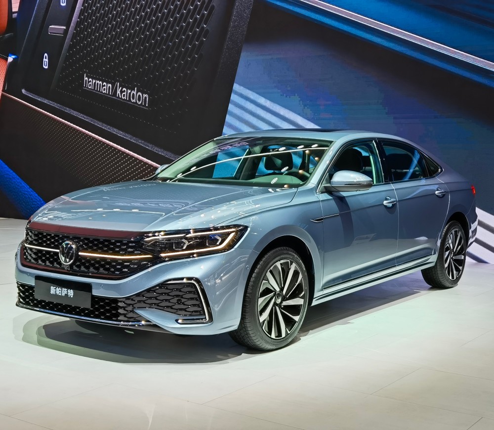 全新大众帕萨特亮相！一款老气横秋，一款年轻10岁，你喜欢哪款？