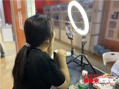 书销售排行_书博会现场开设直播间,图书销量激增