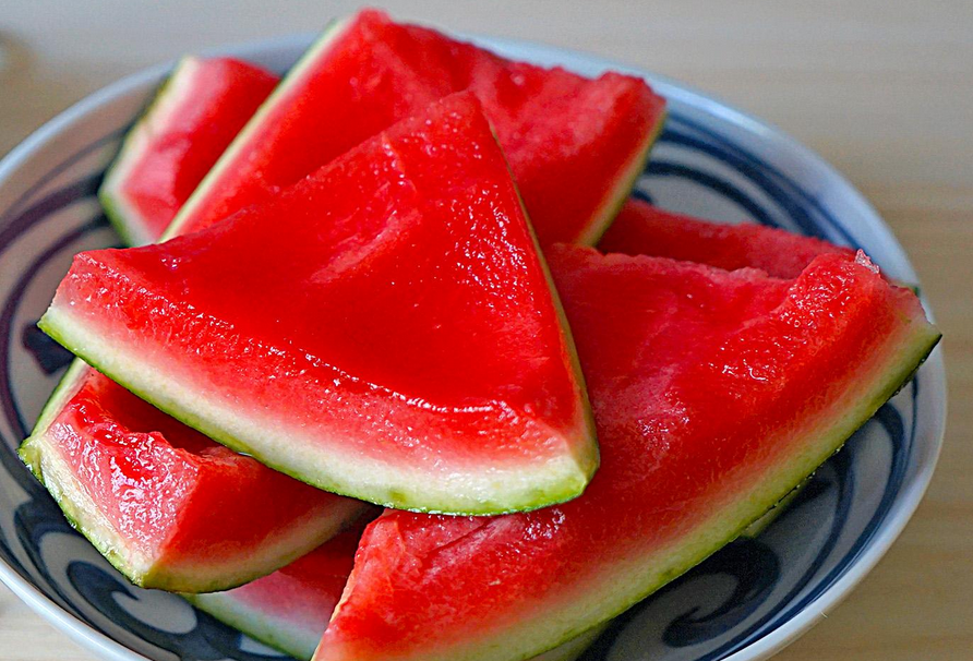 废物利用:西瓜皮养花,你清楚该怎么用,为什么用,谁适合吗?_腾讯新闻