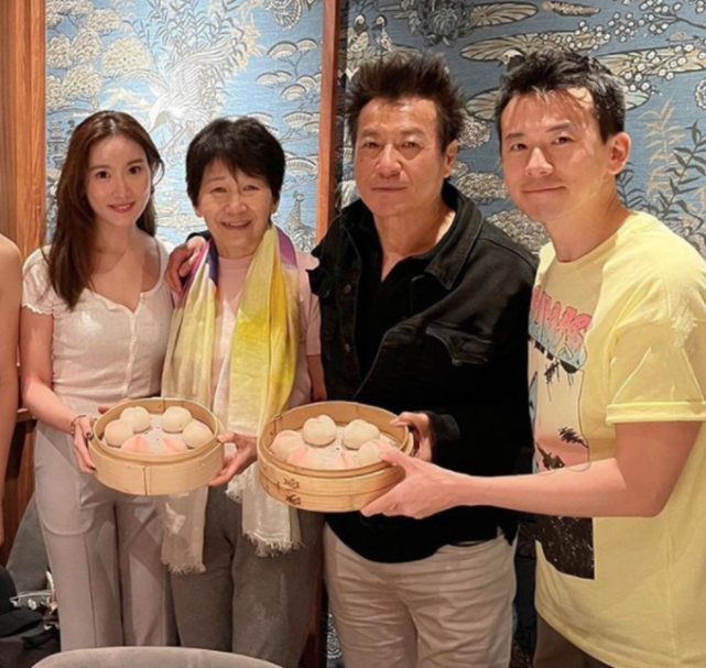 石修为妻子庆生一家四口罕同框,紧搂爱妻太甜蜜