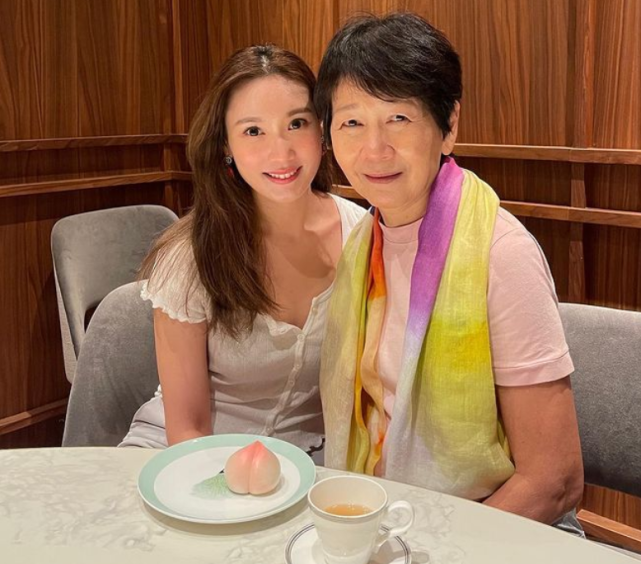 石修为妻子庆生一家四口罕同框,紧搂爱妻太甜蜜