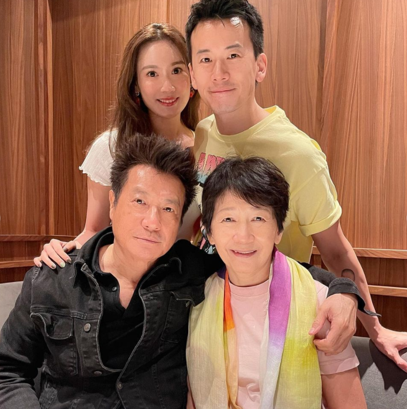 石修为妻子庆生一家四口罕同框,紧搂爱妻太甜蜜