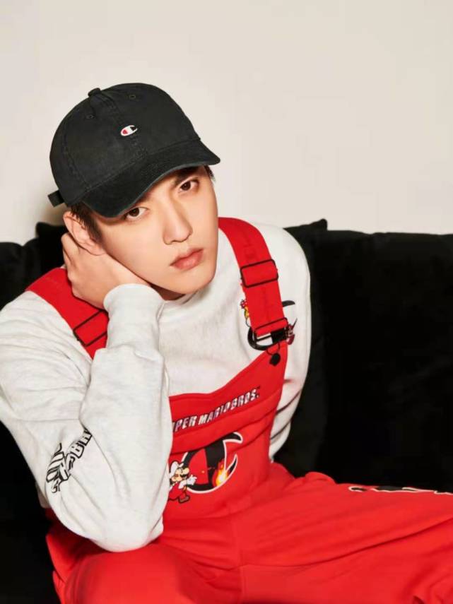 曝吴亦凡近况仍潇洒!多名工作人员随行玩赛车,数十粉丝激动围观