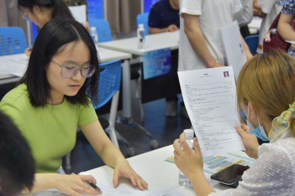 关于二本、专科毕业生占毕业生总数80%，有的「简历初筛就被机器淘汰」，「不会做题」的二本生应该怎么自救？的信息