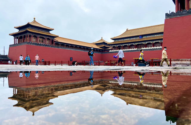 北京雨后古建筑群倒影空间感十足